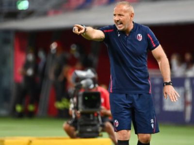 Gruppo rossoblù al gran completo, per i ragazzi di Mihajlovic seduta tattica con prove di calci piazzati