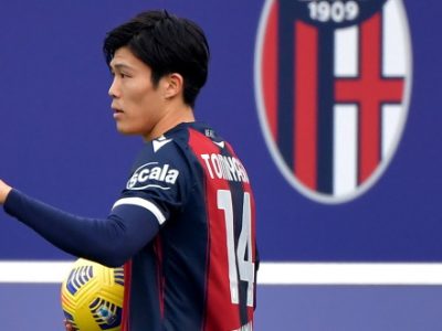 Tomiyasu saluta Bologna: 