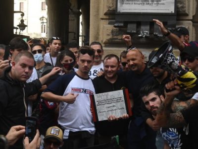 Mihajlovic festeggia i 112 anni del Bologna coi ragazzi della Curva Andrea Costa: 