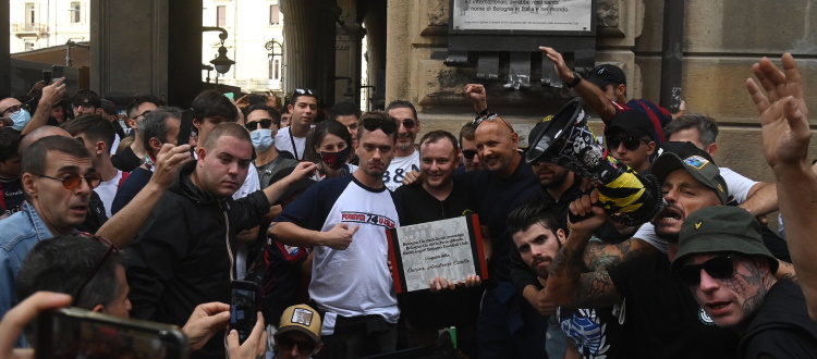 Mihajlovic festeggia i 112 anni del Bologna coi ragazzi della Curva Andrea Costa: 