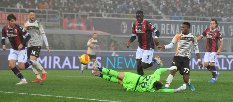 Bologna, questa fa malissimo: 95 minuti di dominio senza mai colpire, il Venezia ne approfitta e sbanca 1-0 il Dall'Ara con Okereke