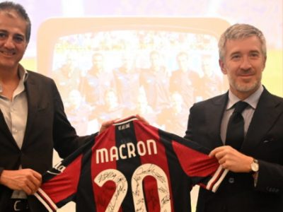 Il Bologna in visita alla sede Macron per celebrare i vent'anni di partnership, proiettato il video '20 Years Together'