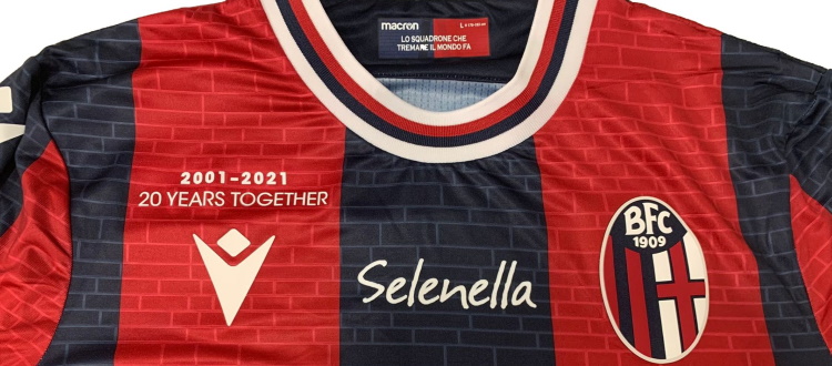 Bologna, contro la Fiorentina una speciale patch sulla maglia per celebrare i vent'anni di partnership con Macron