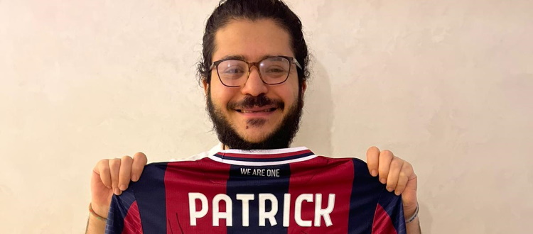 Il Bologna invia una maglia a Patrick Zaki: "Regalo fantastico che mi fa sentire il Natale, non riesco ad esprimere quanto sono felice"