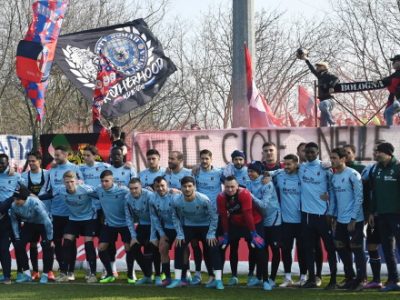 Ultras e tifosi rossoblù a Casteldebole, tanto affetto e un messaggio chiaro: 