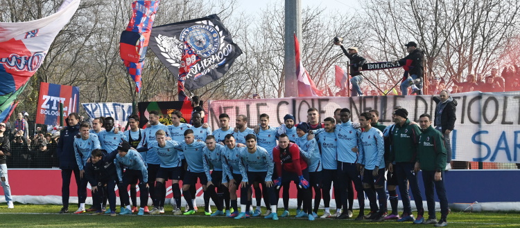 Ultras e tifosi rossoblù a Casteldebole, tanto affetto e un messaggio chiaro: "Se tu ci sarai, io ci sarò". Ora sta al Bologna rispondere coi fatti