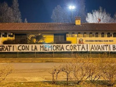 Altro striscione fuori dal centro tecnico, stavolta di tenore opposto: 