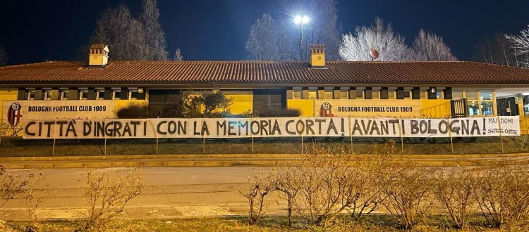 Altro striscione fuori dal centro tecnico, stavolta di tenore opposto: "Città d'ingrati con la memoria corta! Avanti Bologna!"