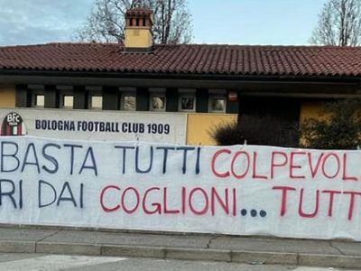 Due striscioni di contestazione fuori da Casteldebole. Malcontento comprensibile, ma è il momento di restare uniti