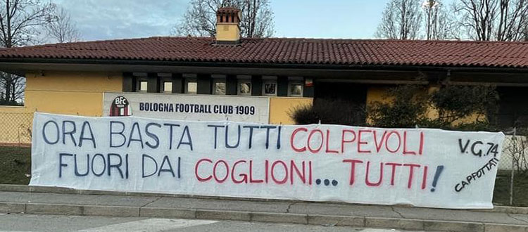 Due striscioni di contestazione fuori da Casteldebole. Malcontento comprensibile, ma è il momento di restare uniti