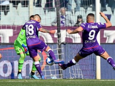 Più Fiorentina che Bologna, ma i rossoblù si fanno male da soli: due legni e Bonifazi espulso, i viola la spuntano 1-0 con Torreira