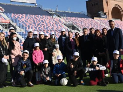 PMG Italia in visita allo stadio Dall'Ara insieme ad un gruppo di bambini e ragazzi ucraini