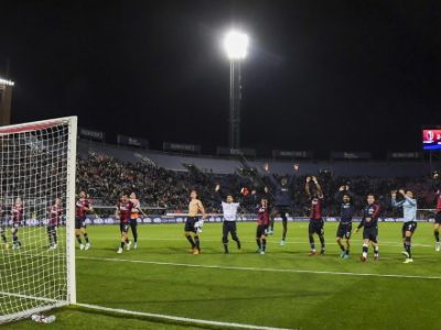 Tutto il Bologna al Sant'Orsola sotto la finestra di Mihajlovic. Sinisa emozionato: 