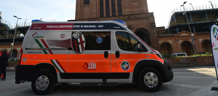 Inaugurata la nuova ambulanza della Pubblica Assistenza logata Bologna FC 1909