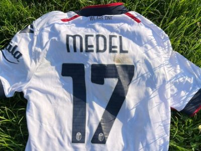 Maglia del Bologna di Medel, un grande successo l'asta solidale per Bimbo Tu: raccolti 505 €!