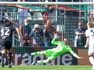 Marinelli e Johnsen tengono a galla il Venezia: rimonta Bologna da 2-0 a 2-3, poi una topica dell'arbitro apre la strada al 4-3 lagunare