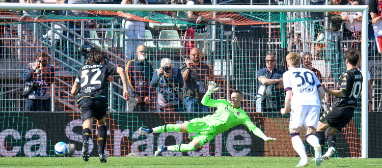 Marinelli e Johnsen tengono a galla il Venezia: rimonta Bologna da 2-0 a 2-3, poi una topica dell'arbitro apre la strada al 4-3 lagunare