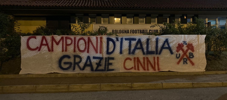 Striscione dei Forever Ultras a Casteldebole per omaggiare il Bologna Under 17: "Campioni d’Italia, grazie cinni"