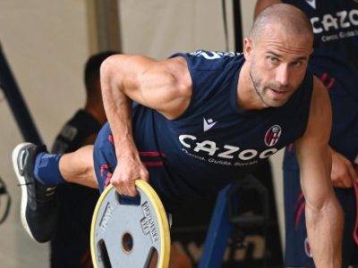 Doppio allenamento tra campo e palestra per il Bologna, domani da Pinzolo parla De Silvestri