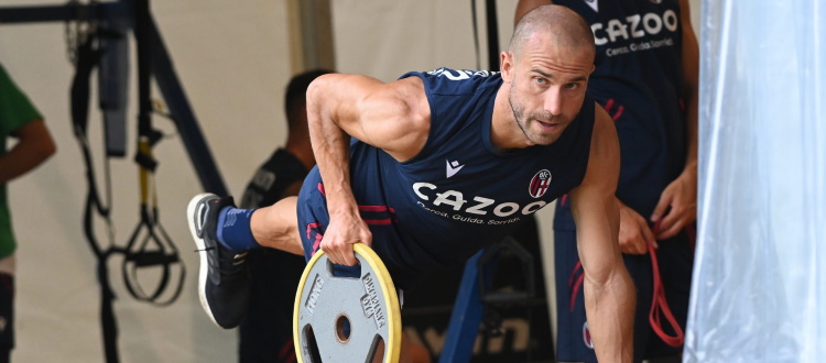 Doppio allenamento tra campo e palestra per il Bologna, domani da Pinzolo parla De Silvestri