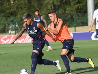 Verso Twente-Bologna: seduta tecnico-tattica e partitella insieme alla Primavera, ancora a parte Kasius