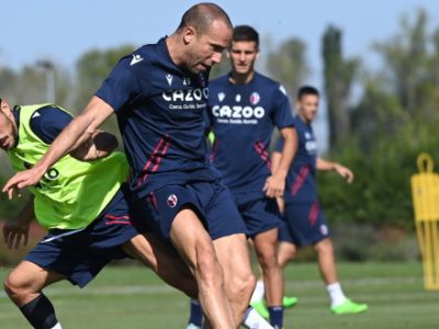 Motta va avanti col 4-2-3-1 (invertendo gli esterni) e osserva la squadra dall'alto, a fine allenamento colloquio tra Sartori e Arnautovic