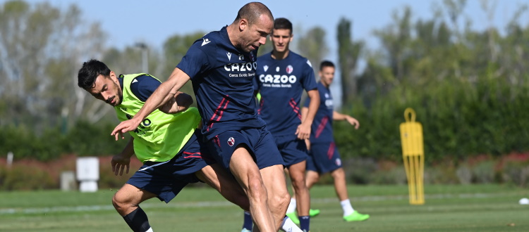 Motta va avanti col 4-2-3-1 (invertendo gli esterni) e osserva la squadra dall'alto, a fine allenamento colloquio tra Sartori e Arnautovic