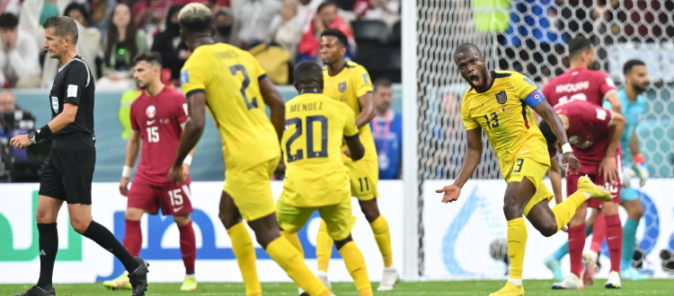 Via al Mondiale in Qatar, l'Ecuador regola 2-0 i padroni di casa con doppietta di capitan Valencia