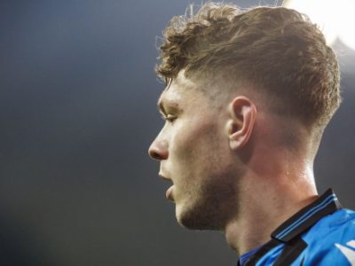 Primi problemi per Skov Olsen al Club Brugge, il tecnico Hoefkens esclude l'ex rossoblù dai convocati