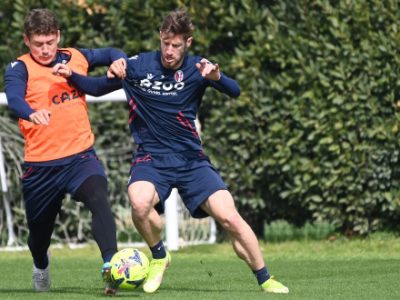 Seduta tattica e partitella a due giorni da Salernitana-Bologna, ancora differenziato per Dominguez