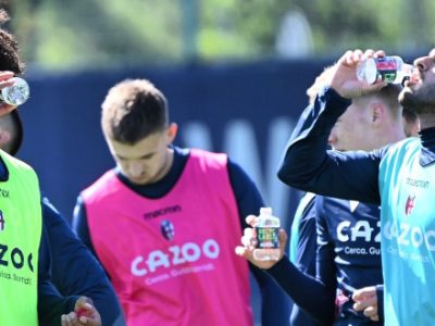 Seduta tattica con prove di conclusioni a rete per il Bologna, prosegue il lavoro differenziato di Arnautovic e Cambiaso