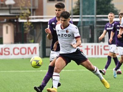 Bologna Primavera, il copione non cambia: buona prova, ma vincono gli altri. Rossoblù sconfitti 2-0 dalla Fiorentina, playoff più lontani