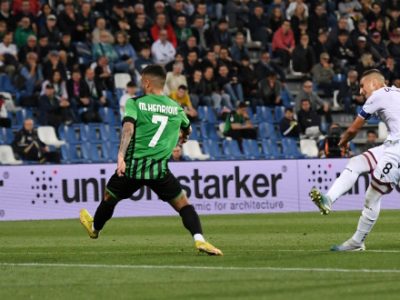 Sassuolo-Bologna, 1-1 che non fa male a nessuno. Due gemme squarciano la monotonia: Berardi chiama, Dominguez risponde