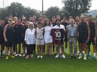 Il Bologna abbraccia Patrick Zaki, ospite a Casteldebole. Ancora a parte Barrow, Orsolini e Posch, da domani la tournée in Olanda