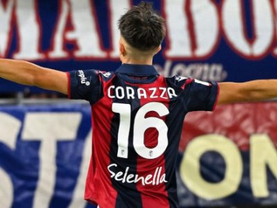 Il Bologna non si fa distrarre dal mercato e avanza in Coppa Italia: gol da sogno di Corazza e numero di Zirkzee, Cesena regolato 2-0