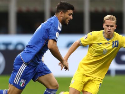 Orsolini in campo nel finale di Italia-Ucraina 2-1, tra gli altri rossoblù impegnati in Nazionale spiccano Lucumí, Ndoye e Posch