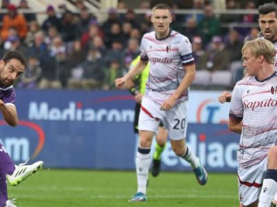 Meglio il Bologna della Fiorentina, ma fanno festa i viola: Zirkzee riprende Bonaventura, un rigore di Nico Gonzalez decreta il 2-1