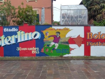 Terreno in pendenza, tribuna all'avanguardia e trionfi rossoblù: ecco il murale che celebra i 110 anni dello Stadio Sterlino