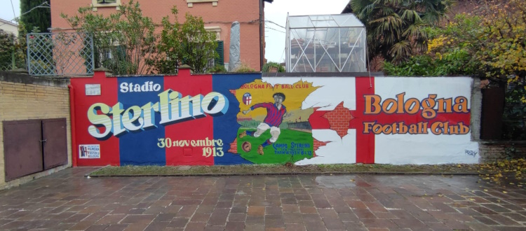 Terreno in pendenza, tribuna all'avanguardia e trionfi rossoblù: ecco il murale che celebra i 110 anni dello Stadio Sterlino