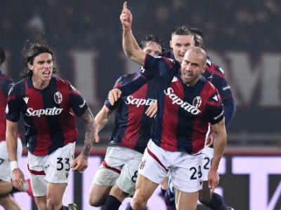 Bologna, dai momenti difficili si esce con cuore e attributi: Gudmundsson lancia il Genoa e Martinez para tutto, ma al 95' De Silvestri fa 1-1