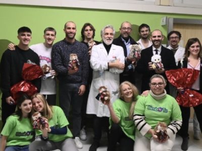 BFC e Bimbo Tu, consegnati ai piccoli pazienti degli ospedali cittadini i peluche della campagna 'Bologna tifa per i bambini'