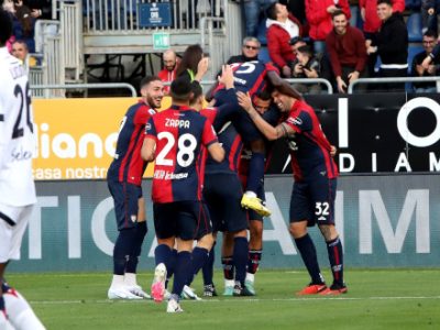 Cagliari ancora maledetta e il Bologna conosce la prima crisi stagionale: apre Orsolini, poi Petagna e un autogol di Calafiori fanno 2-1