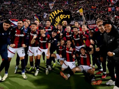 Stavolta è un 5 maggio felice: il Bologna torna (almeno) in Europa League dopo 25 anni, decisiva la sconfitta della Fiorentina a Verona