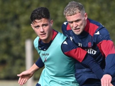 Lavoro atletico, esercitazioni tecnico-tattiche e partitella per il Bologna, gruppo al gran completo