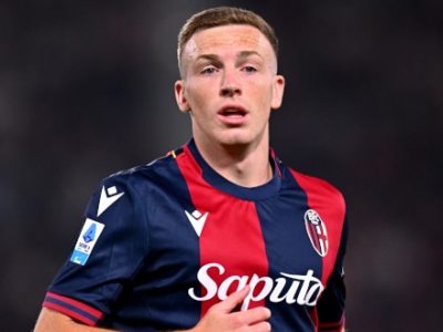 Di seguito, suddivise per argomenti principali, le dichiarazioni rilasciate in conferenza stampa dal centrocampista rossoblù Lewis Ferguson al termine di Bologna-Juventus 1-1, match che l’ha visto faticare un po’ al rientro fra i titolari e sprecare una ghiotta chance al 93′. Pareggio che va stretto – «Siamo un po' frustrati: soprattutto nel secondo tempo eravamo dominanti, abbiamo dato tutto per segnare il secondo gol ma ci è mancata un po' di qualità negli ultimi metri». Manca un penalty – «Dal campo quello su Remo mi era sembrato rigore e credo che l'abbia pensato tutto lo stadio. Poco fa ho rivisto l'azione in video e sono ancora più convinto che il rigore ci fosse». Rush finale – «Oggi abbiamo preso un punto, non è male ma noi queste gare vogliamo vincerle. Ora andiamo avanti e pensiamo alla partita contro il Milan: la sfida di San Siro sarà importante per la classifica e la giocheremo pensando al campionato, solo dopo il fischio finale ci concentreremo sulla Coppa Italia». Ancora in corsa – «Le dirette concorrenti hanno fatto punti e sappiamo che per tornare in Champions League bisogna vincere praticamente sempre, ma abbiamo davanti ancora tre gare: i conti li faremo alla fine». Ferguson: 