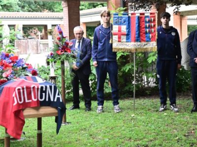 Celebrato a Villa Pallavicini il funerale di Bruno Capra, presente una delegazione del Bologna e l'ex rossoblù Rino Rado