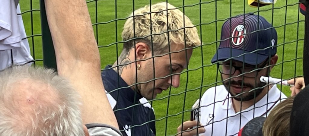 Tra test atletici, abbracci e autografi, è iniziata l'avventura rossoblù di Bernardeschi. Domani alle 17 amichevole con la Virtus Verona: diretta su YouTube