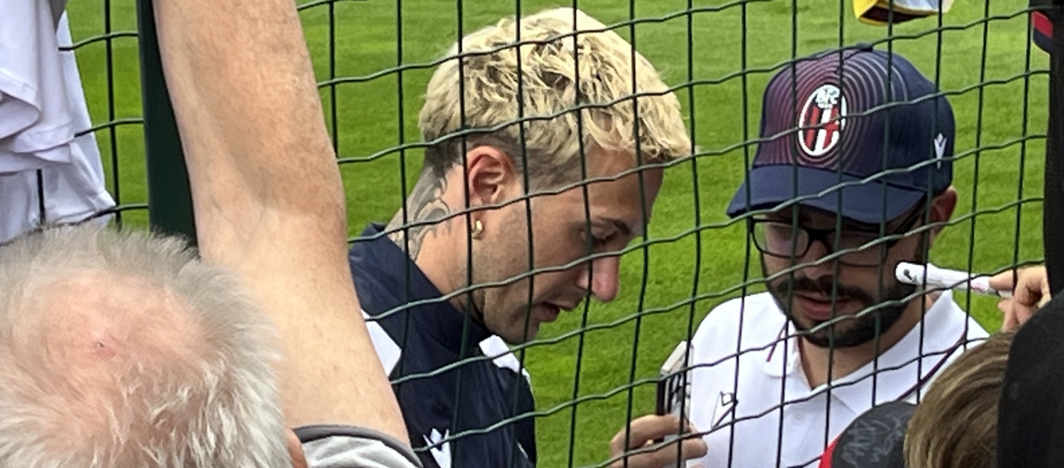 Tra test atletici, abbracci e autografi, è iniziata l'avventura rossoblù di Bernardeschi. Domani alle 17 amichevole con la Virtus Verona: diretta su YouTube