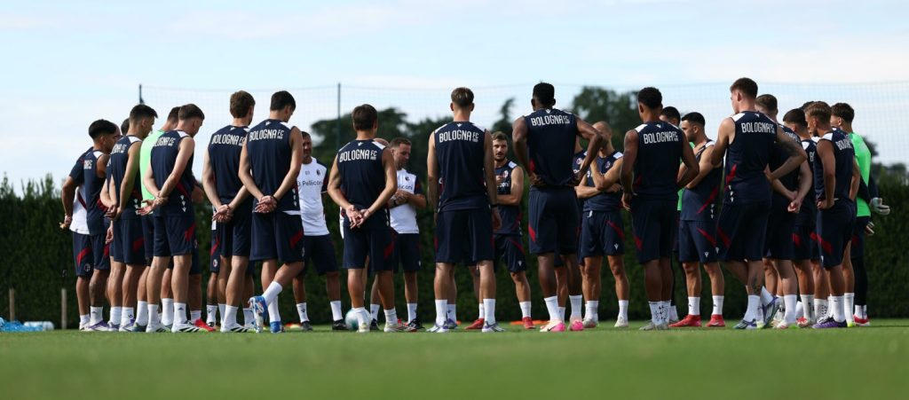 Primo allenamento della stagione per il Bologna, ancora a parte Dallinga e Odgaard. Domani pomeriggio la presentazione di Immobile