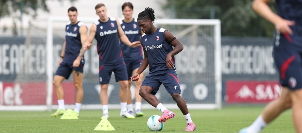 Attivazione atletica e partitella a campo ridotto per il Bologna, sempre a parte Casale e Holm
